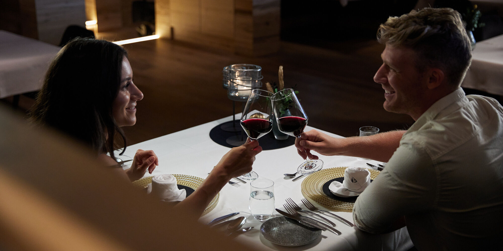 Pärchen beim Abendessen im Hotel Hüttenhof