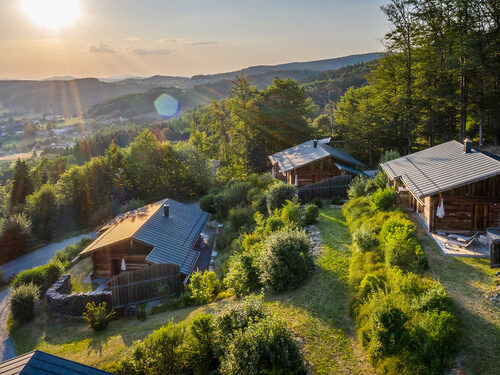 Almdorf mit Chalets, Hüttendorf Deutschland im Bayer. Wald