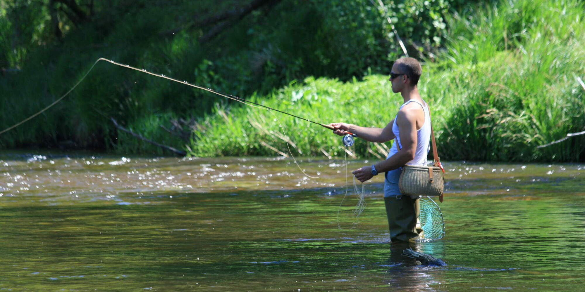 Angler im See Bayerischer Wald