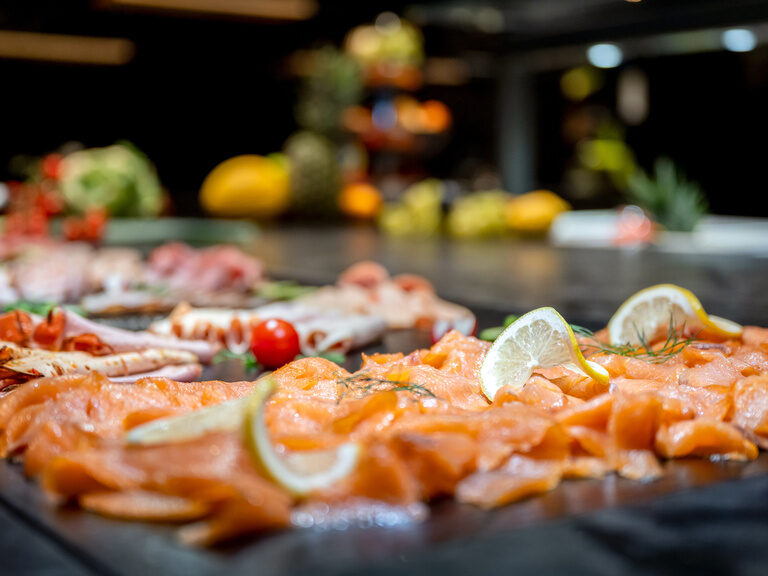 Moderner Raum mit Sitzbank für Aroma Dampfbad mit violettfarbener Beleuchtung