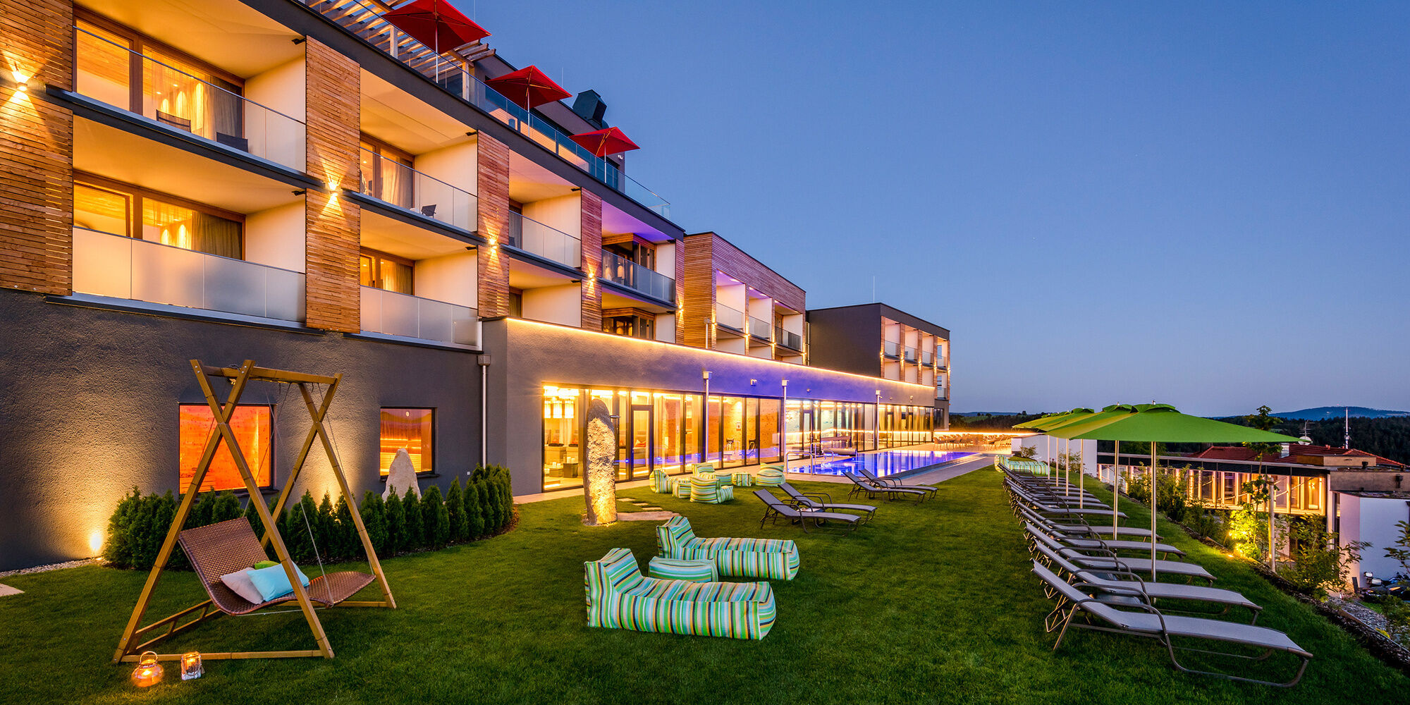 Außenbereich mit Liegen und Pool im Wellnesshotel Hüttenhof