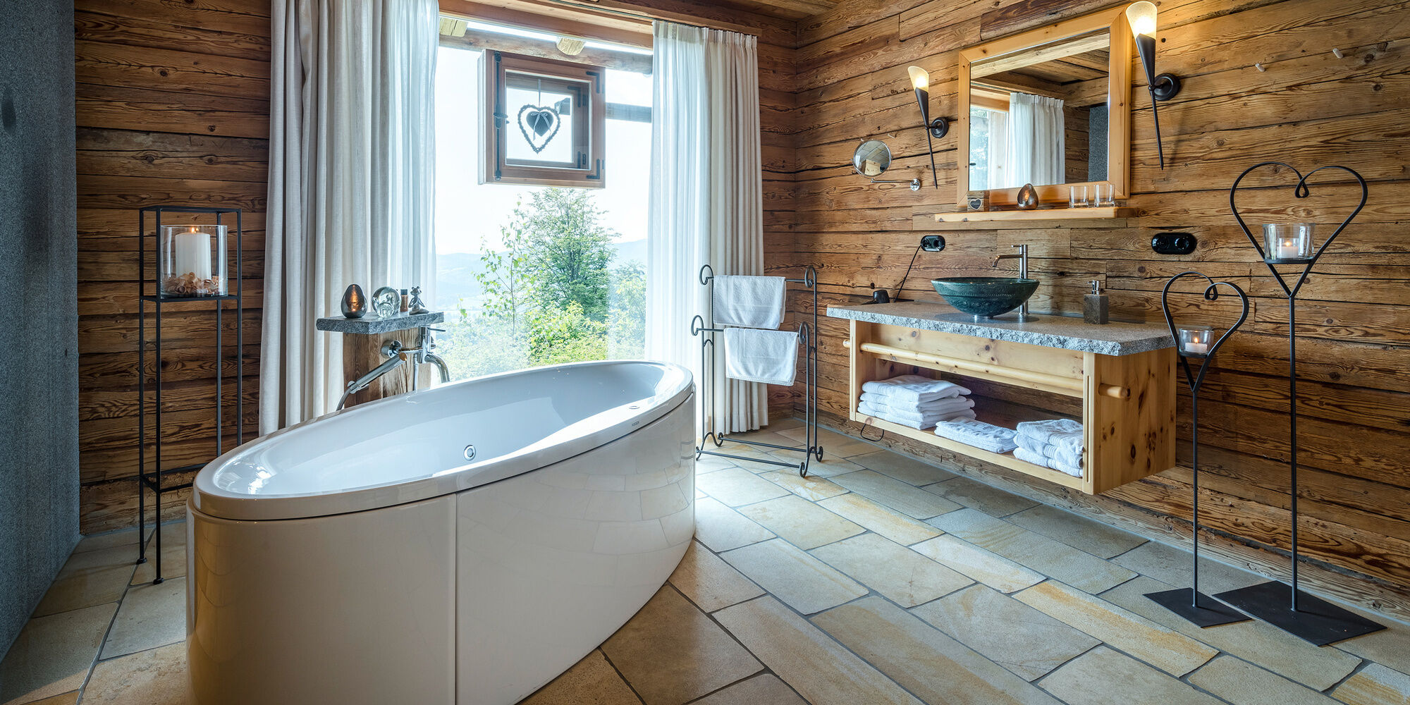 Badezimmer im Luxus Chalet Bayerischer Wald mit freistehender Badewanne und Panoramafenster