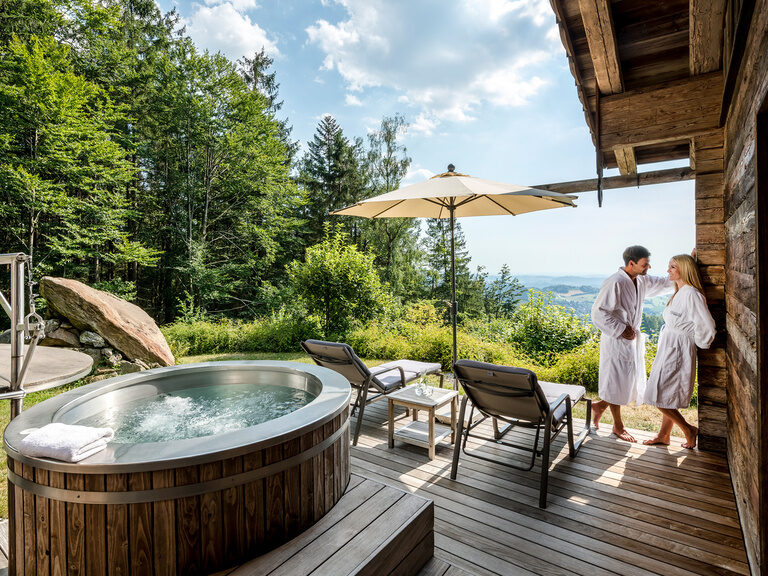 beleuchteter, blauer Innenpool in der Dämmerung im Hotel Hüttenhof