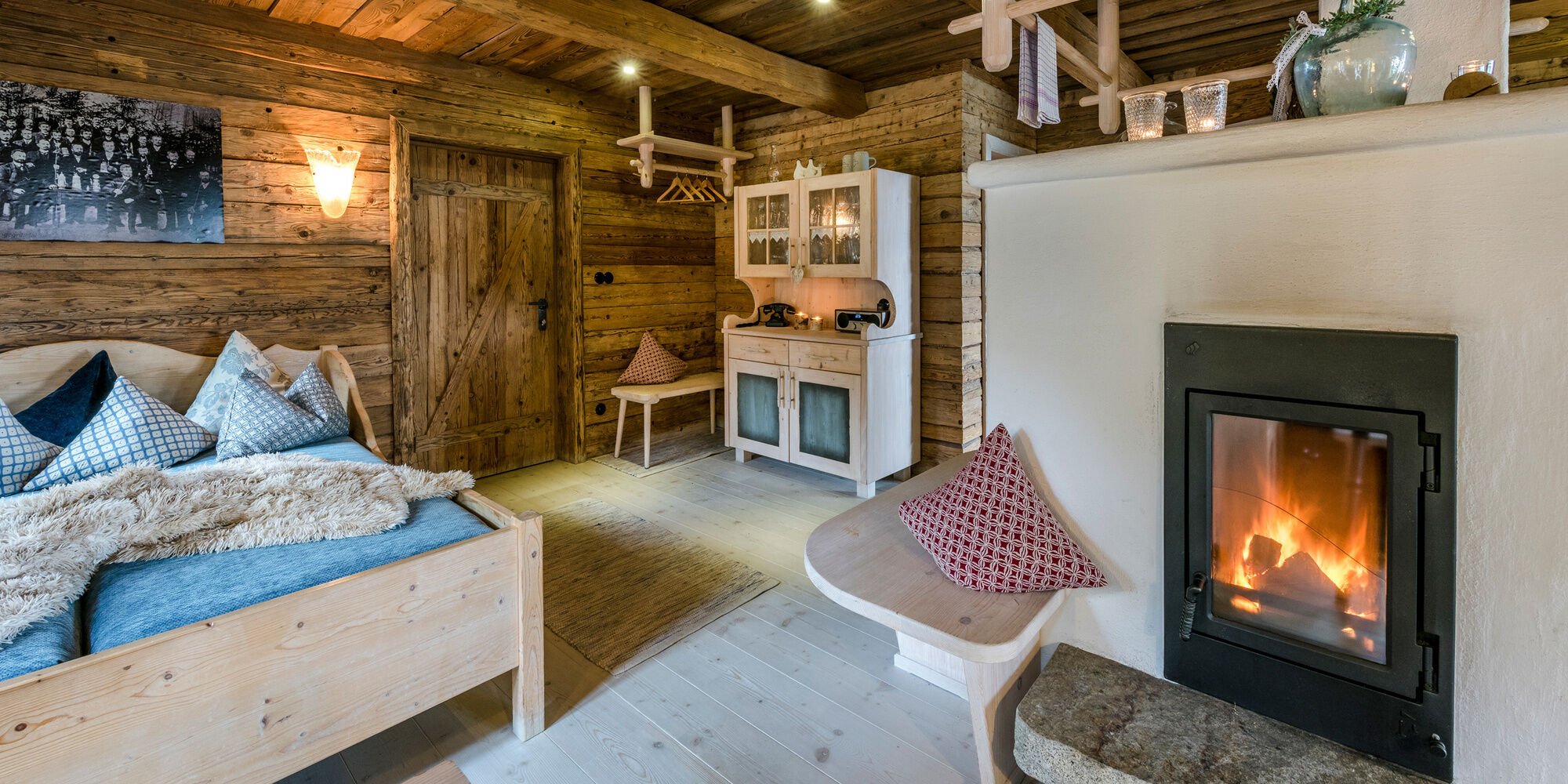 Kuscheliges Bett und Kachelofen im Luxus Chalet Bayern