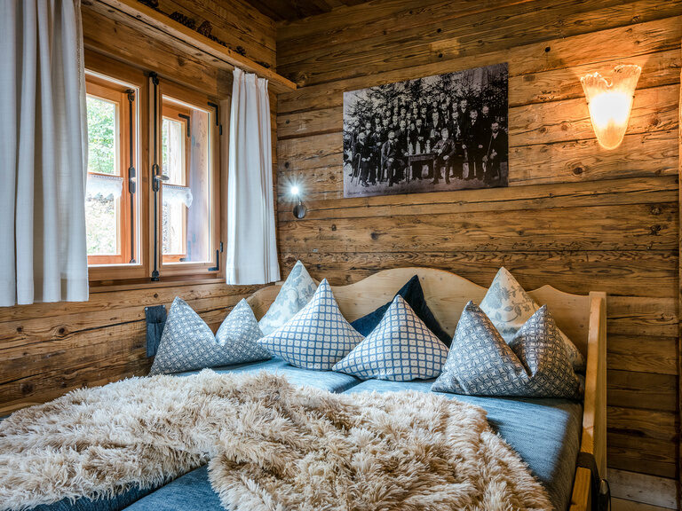 Kuscheliges Bett im Luxus Chalet Bayern