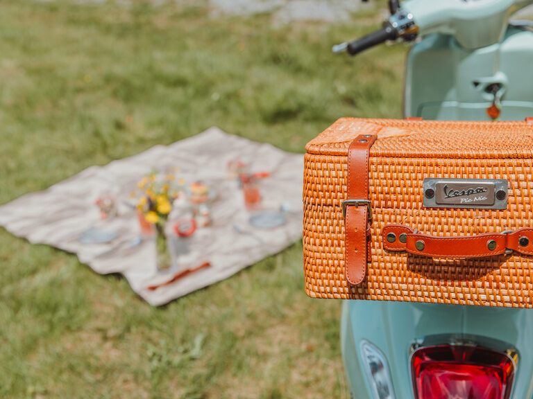 Blauer, beleuchteter Außenpool, umgeben von Liegen und Sonnenschirmen auf grüner Wiese