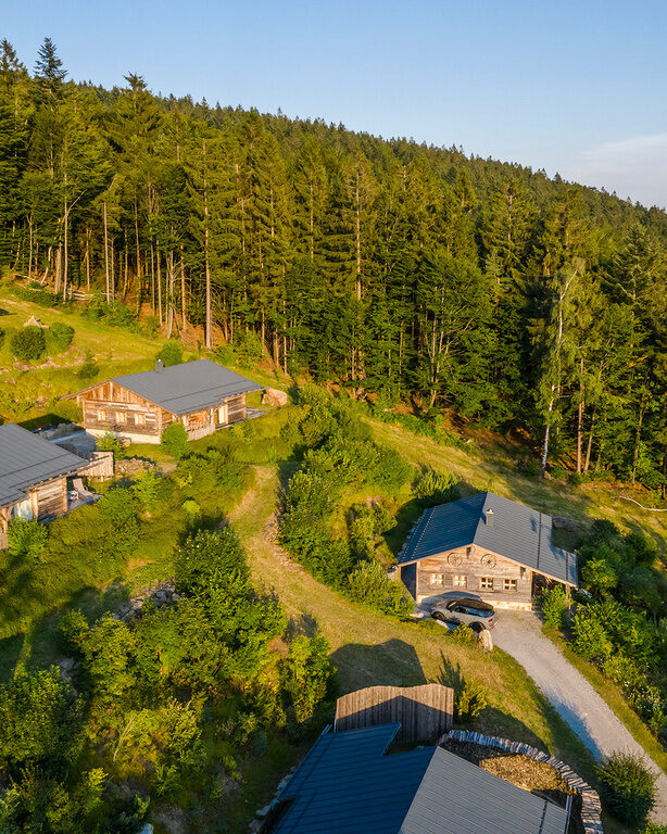 Das Bergdorf Hüttenhof eingebettet in Grainet in Bayern
