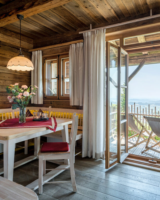 Essbereich im Luxus Chalet Bayern mit Blick auf die Terrasse und die einer traumhaften Aussicht