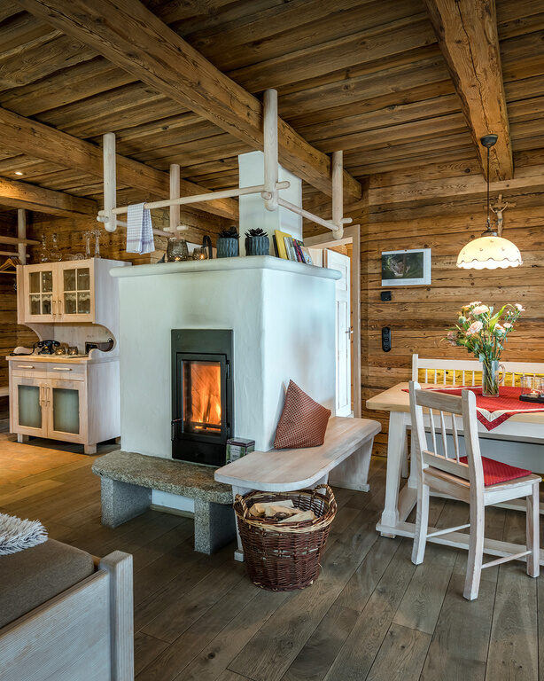 Wohnbereich im Luxus Chalet Bayern mit Kachelofen und Bett