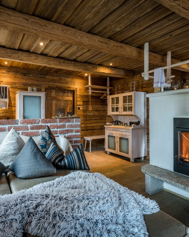 Wohnbereich im Luxus Chalet Bayerischer Wald mit Kachelofen und Bett