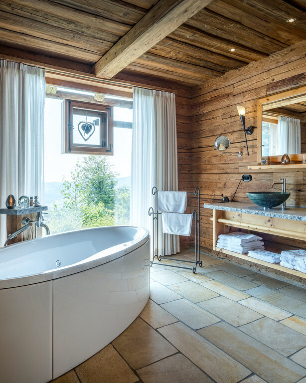 Badezimmer im Luxus Chalet Bayerischer Wald mit freistehender Badewanne und Panoramafenster