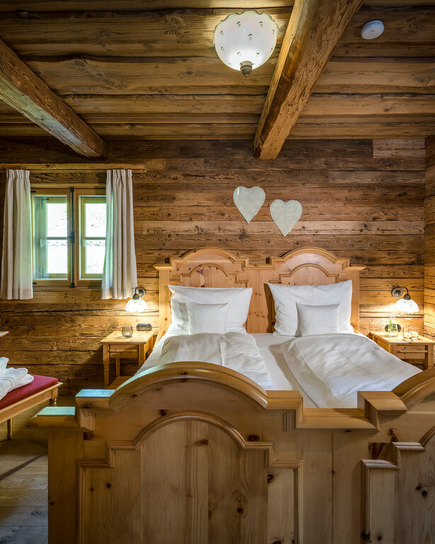 Schlafzimmer im Luxus Chalet Bayerischer Wald mit Romantik Deko