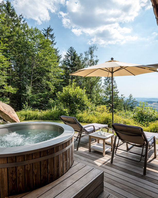 Whirlpool und Liegen auf der Terrasse des Luxus Chalets Bayerischer Wald mit Panoramablick auf den Bayerischen Wald