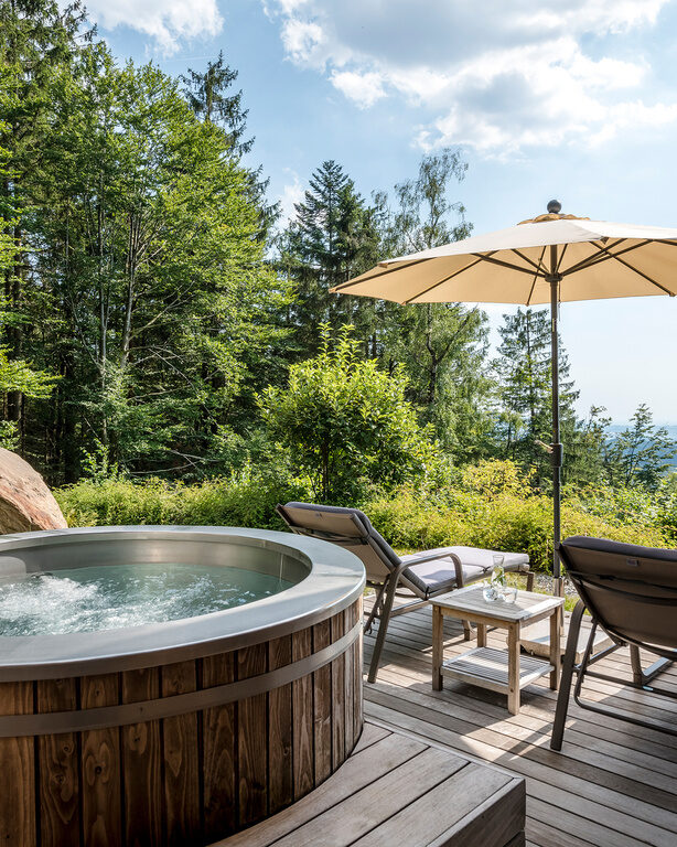Whirlpool und Liegen auf der Terrasse des Luxus Chalets Bayern mit Panoramablick auf den Bayerischen Wald