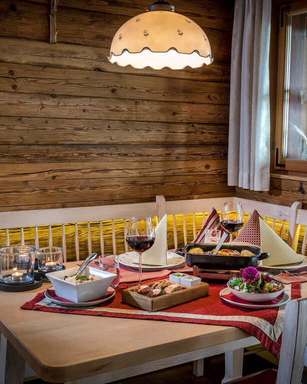 Gedeckter Tisch im exklusiven Chalet Bayern mit köstlichen Speisen