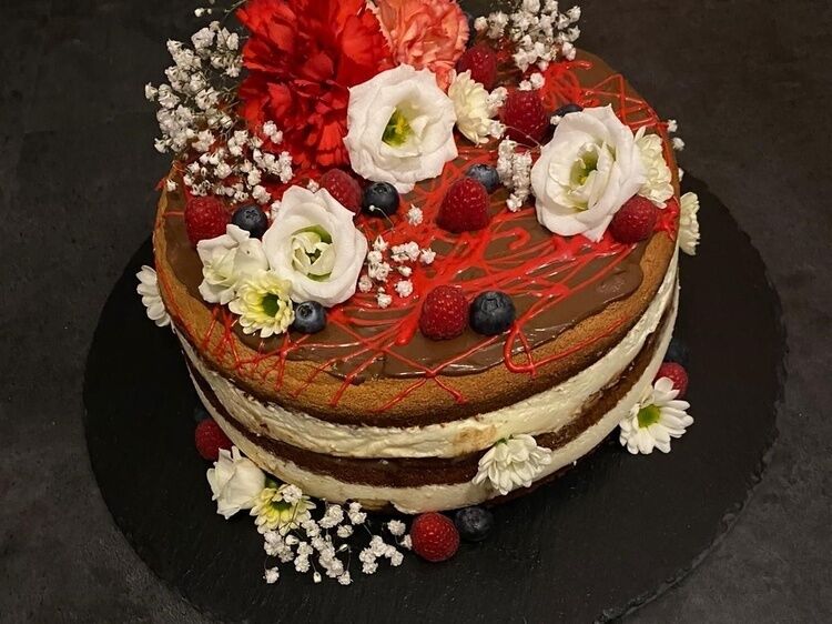 Blumenverzierte Torte mit Schoko- und Vanillefüllung - Bergdorf Hüttenhof