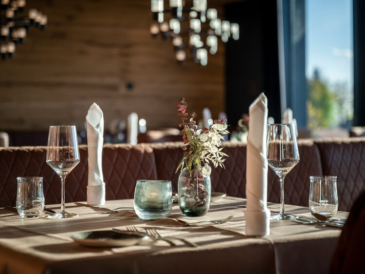 Eingedeckter Tisch mit Kerzen-Servietten im 4-Sterne-Luxushotel Hüttenhof