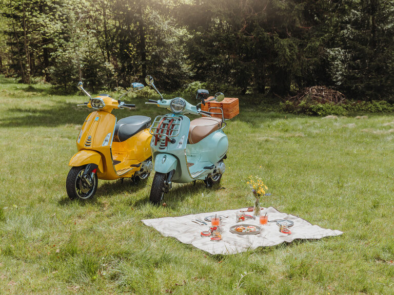 Mountainbike lehnt an Felsen auf Berg im Bayerischen Wald