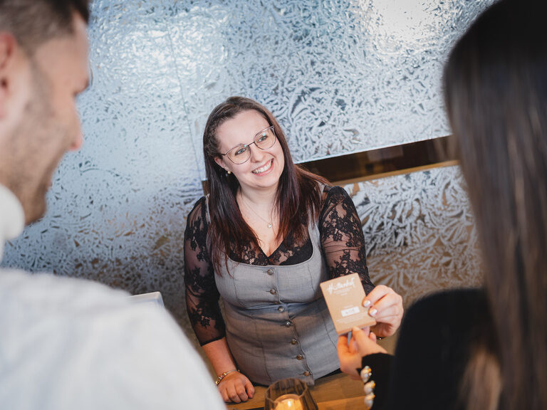 Moderner Eingangsbereich mit Lounge und Rezeption im Hüttenhof