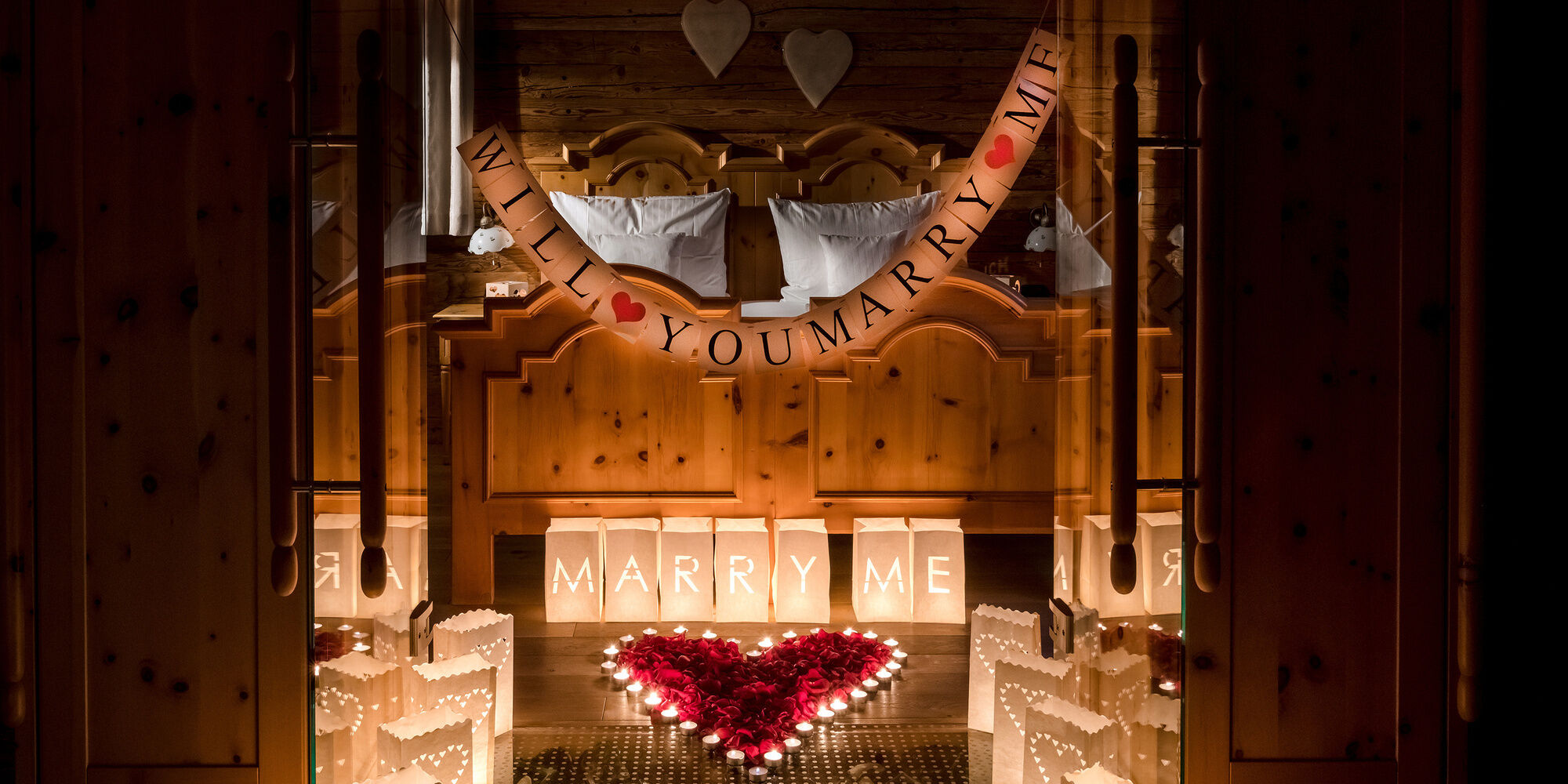 Dekoriertes Schlafzimmer für einen Heiratsantrag im Luxus Chalet Bayern