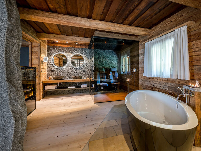 Exklusives Chalet Bayern mit freistehender Badewanne, Sauna und Waschbereich mit zwei Steinwaschbecken