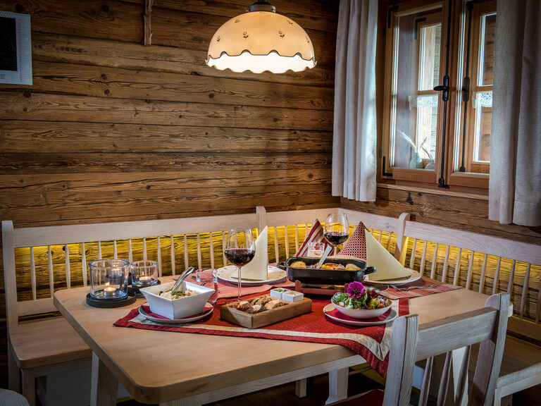 Gedeckter Tisch im exklusiven Chalet Bayern mit köstlichen Speisen