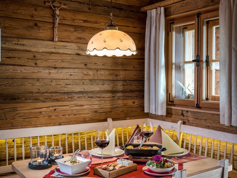 Gedeckter Tisch mit köstlichen Speisen im Luxus Chalet Bayerischer Wald