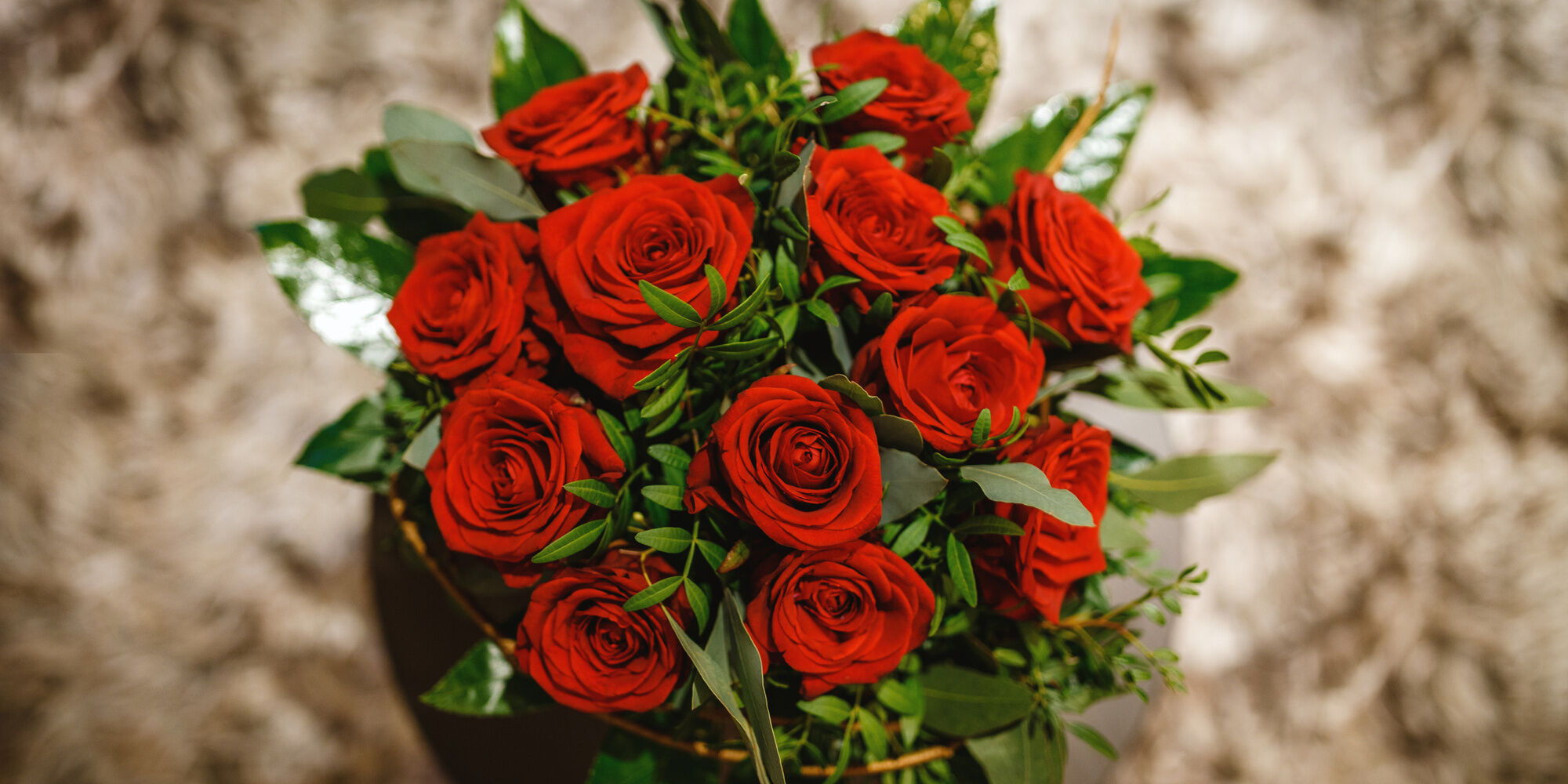 Ansicht von oben auf Blumenstrauß aus roten Rosen in Vase im Wellnesshotel Hüttenhof