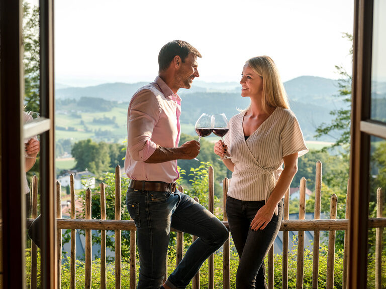 Infinity-Außenpool mit zahlreichen Liegemöglichkeiten des 4 Sterne Wellnesshotel Hüttenhof im Bayerischen Wald