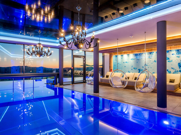 Innenpool mit Ruheliegen im Wellnesshotel Hüttenhof Bayerischer Wald