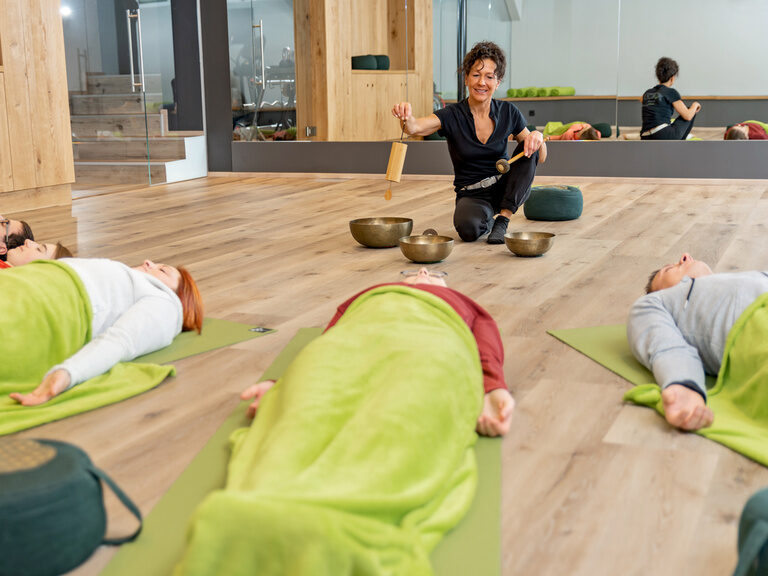 Klangschalenmassage im Hüttenhof, Ihrem 4 Sterne Superior Wellness Hotel Bayerischer Wald