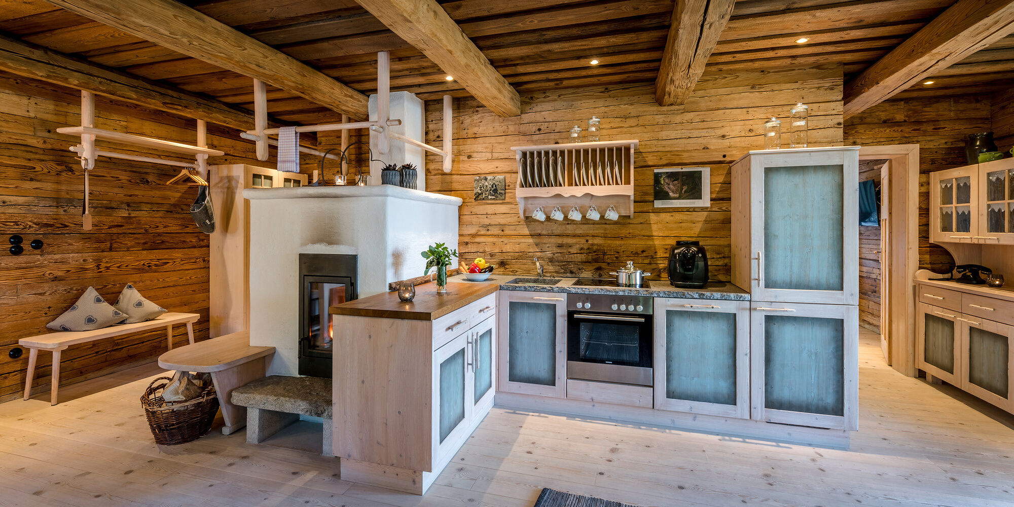 Küche mit Kachelofen im Luxus Chalet Bayerischer Wald