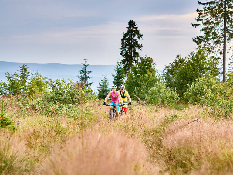 Paar lacht und Frau hält einen Schokofrucht-Spieß im Wellnesshotel Hüttenhof