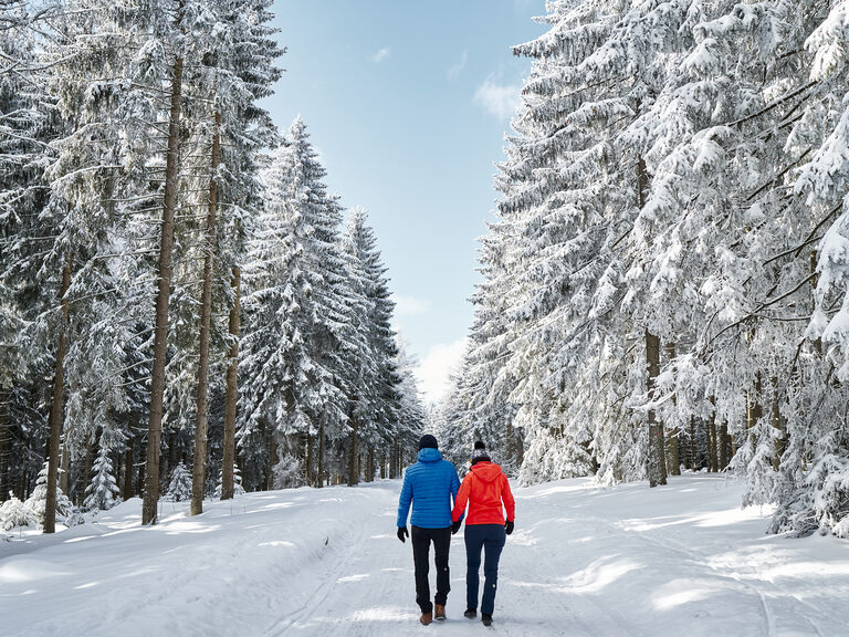 Paar lacht und Frau hält einen Schokofrucht-Spieß im Wellnesshotel Hüttenhof