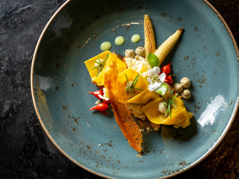 Lächelndes Paar genießt Panorama im Außenpool vom 4-Sterne-Luxushotel Hüttenhof