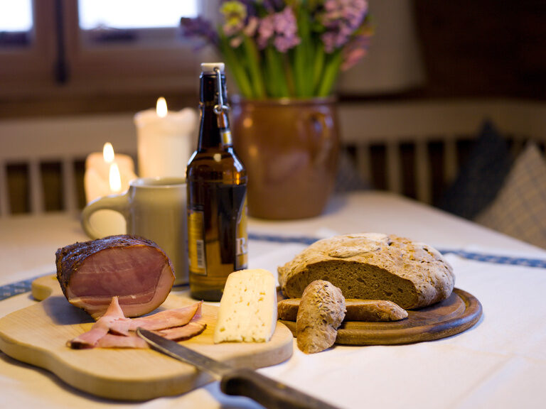 Lächelndes Paar genießt Panorama im Außenpool vom 4-Sterne-Luxushotel Hüttenhof