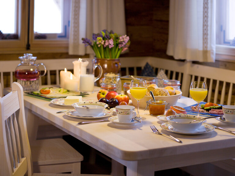 Lächelndes Paar genießt Panorama im Außenpool vom 4-Sterne-Luxushotel Hüttenhof