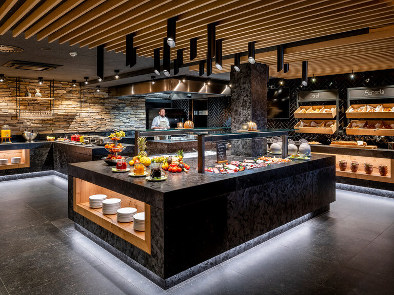 Lächelndes Paar genießt Panorama im Außenpool vom 4-Sterne-Luxushotel Hüttenhof