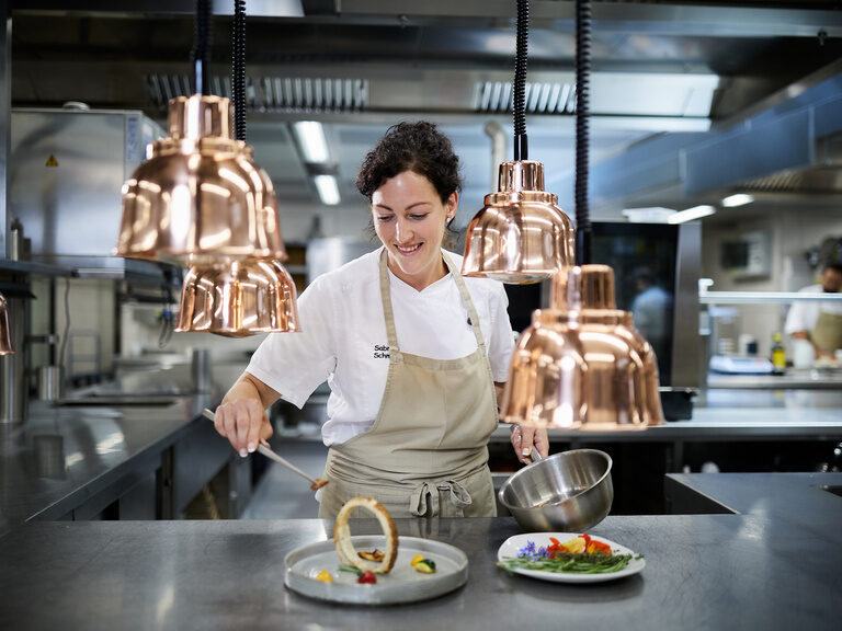 Lächelndes Paar genießt Panorama im Außenpool vom 4-Sterne-Luxushotel Hüttenhof