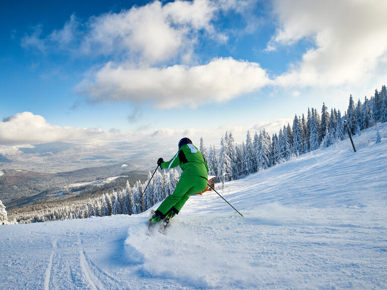 Lächelndes Paar genießt Panorama im Außenpool vom 4-Sterne-Luxushotel Hüttenhof