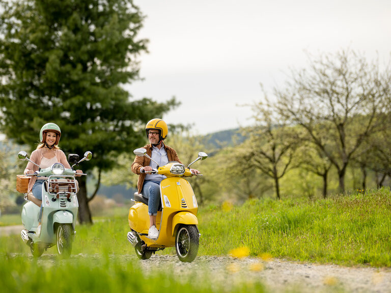Lächelndes Paar genießt Panorama im Außenpool vom 4-Sterne-Luxushotel Hüttenhof