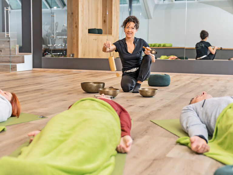 Lächelndes Paar genießt Panorama im Außenpool vom 4-Sterne-Luxushotel Hüttenhof