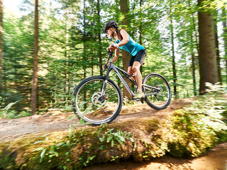 Lächelndes Paar genießt Panorama im Außenpool vom 4-Sterne-Luxushotel Hüttenhof