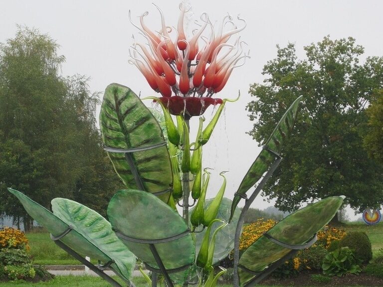 Lächelndes Paar genießt Panorama im Außenpool vom 4-Sterne-Luxushotel Hüttenhof