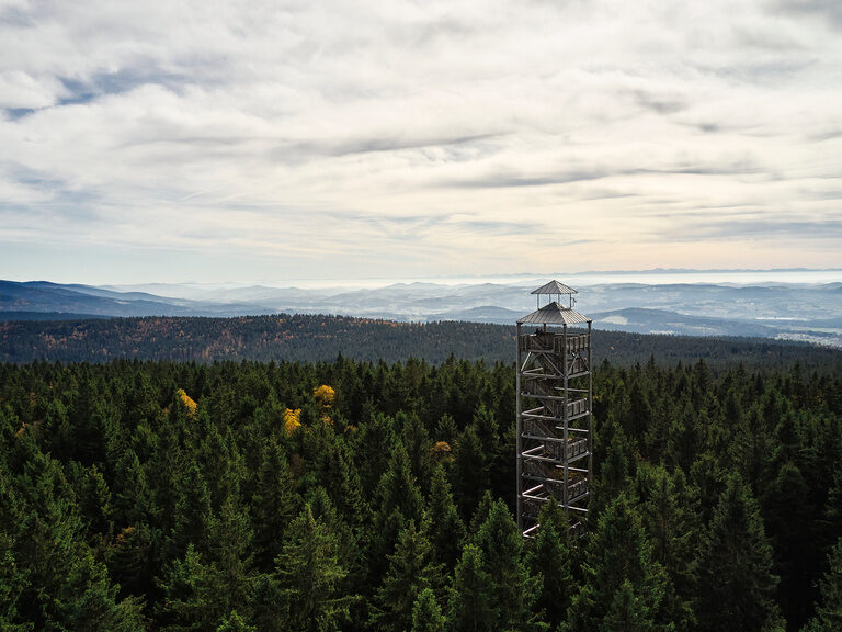 Lächelndes Paar genießt Panorama im Außenpool vom 4-Sterne-Luxushotel Hüttenhof
