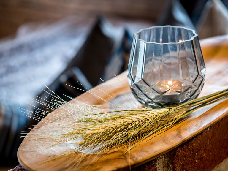 Lobby mit Tischchen, Stühlen und Couch im Hotel Hüttenhof