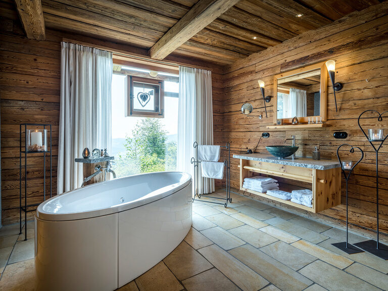 Rundes großes Bett und Badewanne in Luxus-Suite im Hüttenhof