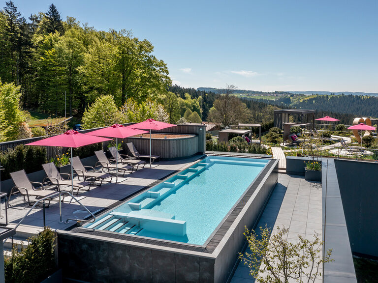 Luftaufnahme der Dachterrasse mit Pool mit atemberaubenden Ausblick auf den Bayerischen Wald