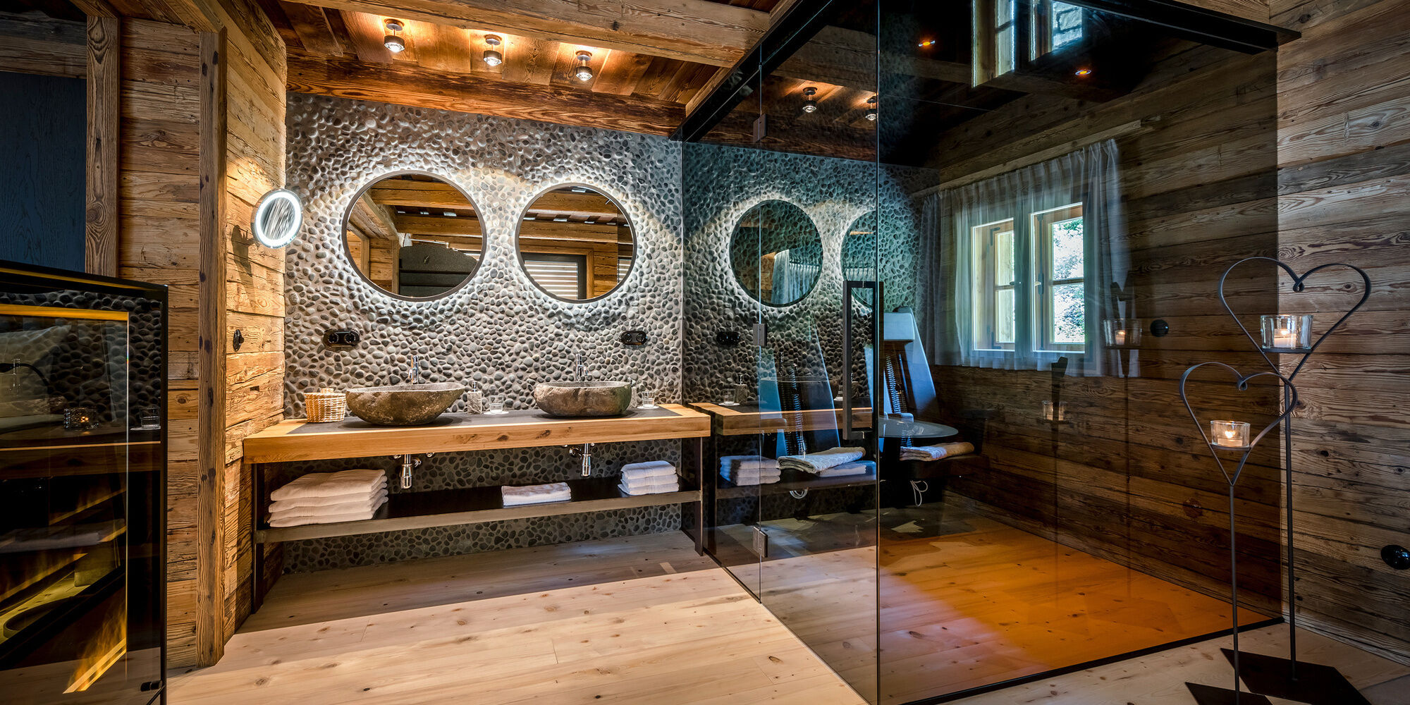 Luxus Chalet Bayerischer Wald mit freistehender Badewanne, Sauna und Waschbereich mit zwei Steinwaschbecken