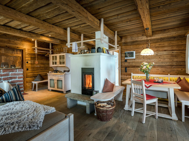 Lieblingschalet mit Schlafzimmer mit großem runden Kuschelbett, Altholz Wände und Decken, gemütliche Lichtstimmung